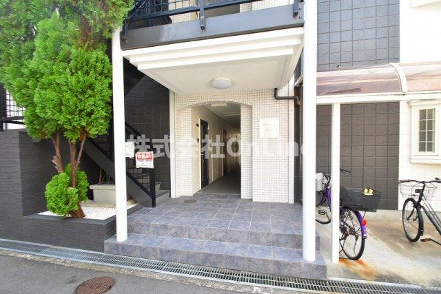 八尾市本町５丁目のアパートのエントランス