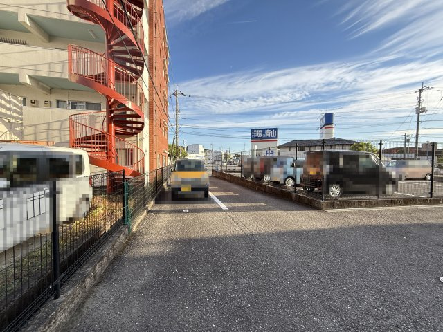 フィネスあざみのの駐車場