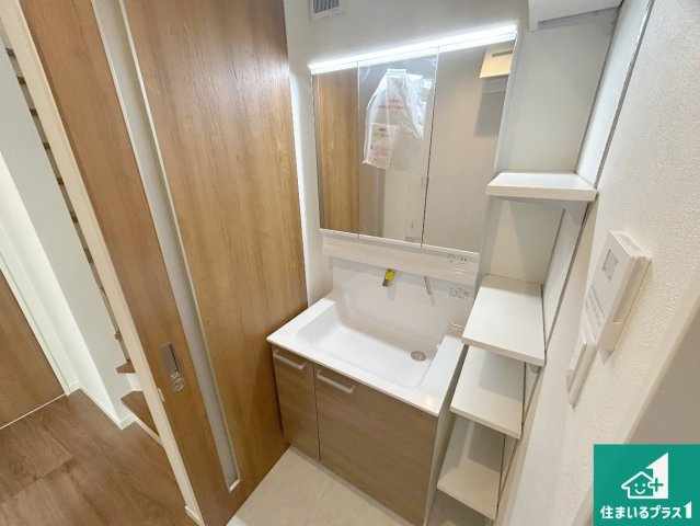 宝塚市安倉西　未入居の独立洗面台|清潔感のある洗面台です。フラットな鏡は掃除がしやすく毎日清潔！鏡裏には収納があるのでスッキリとした洗面台が保てます。