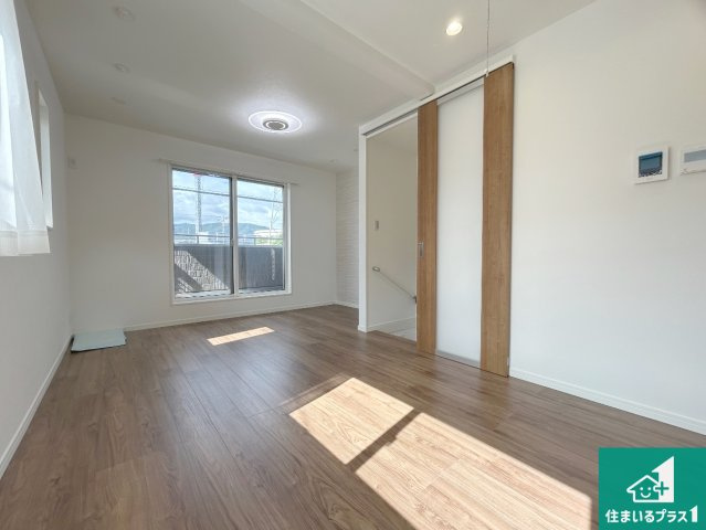 宝塚市安倉西　未入居の居間・リビング|日当たり良好の明るいリビングで朝の目覚めもスッキリできそう！対面キッチンでご家族のコミュニケーションも自然と増える設計！小さなお子様が遊ぶスペースを作っても広々とくつろげるLDK！