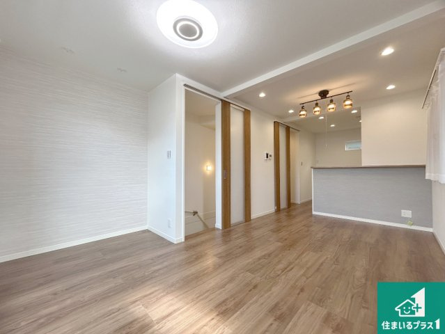 宝塚市安倉西　未入居の居間・リビング|日当たり良好の明るいリビングで朝の目覚めもスッキリできそう！対面キッチンでご家族のコミュニケーションも自然と増える設計！小さなお子様が遊ぶスペースを作っても広々とくつろげるLDK！