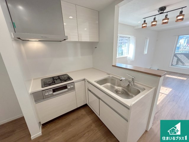 宝塚市安倉西　未入居のキッチン|子供を見守りながらお料理が出来るため家族のコミュニケーションか増えます♪スペースが広く確保されている為お子様が大きくなったときは一緒に料理を楽しめます♪