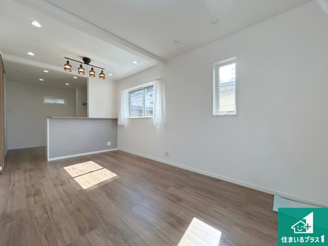 宝塚市安倉西　未入居の居間・リビング|リビングと統一感があり、使い勝手のいいキッチン。広々としているので、二人並んで作業が出来ちゃいます。お子様と一緒に色々なお料理に挑戦できるスペースがあります。