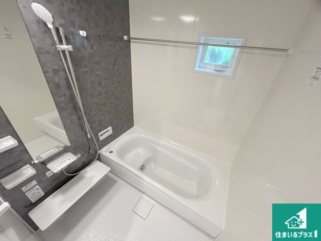 宝塚市安倉西　未入居の浴室|足をゆったり伸ばして寛げる浴槽です。窓が設けられていますので差し込む光が明るく穏やかな雰囲気にしてくれます♪浴室乾燥機も設置しているので、雨の日の洗濯物も安心です♪