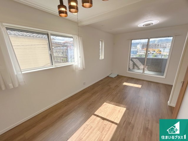 宝塚市安倉西　未入居の洋室|寝室は心地よい眠りについてもらいたくて、シンプルかつ開放的な空間な設計にしています！大きな窓から差し込む日が心地いいです♪