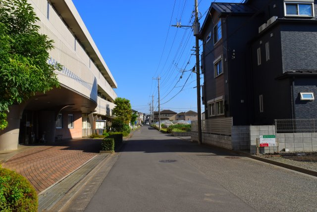 清瀬市中里５丁目の中古一戸建の前面道路含む現地写真