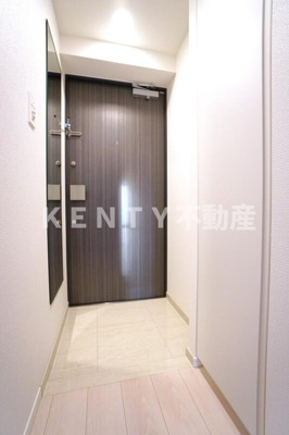 【玄関】 | ラティエラ品川西大井 | 収納もある玄関です