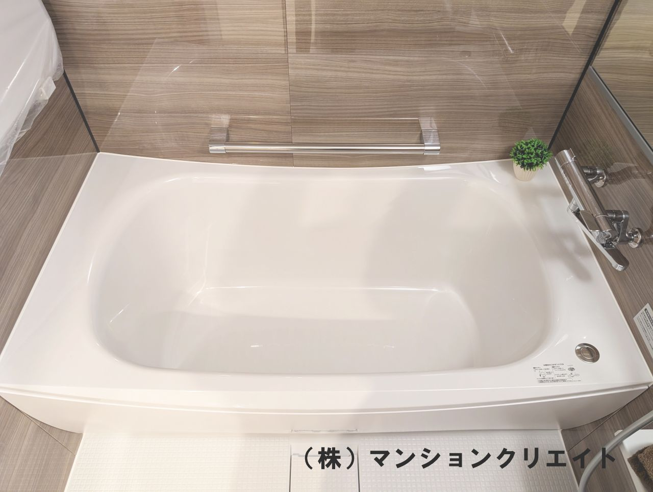 ロアール社南の浴室|広々とした浴槽です