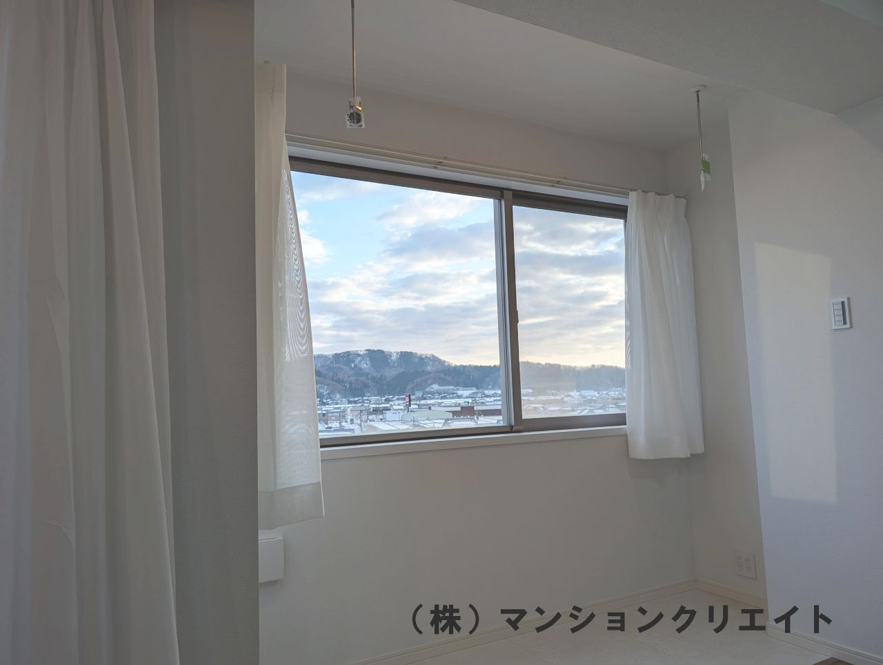 ロアール社南の居間・リビング|ダイニング奥のサンルーム　物干しポール付きです