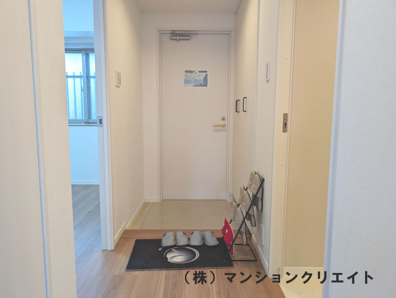 ロアール社南の玄関|白く明るい内玄関です