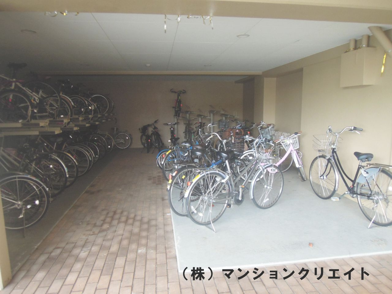 ロアール社南の駐輪場