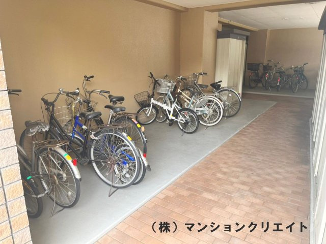 ロアール社南の駐輪場