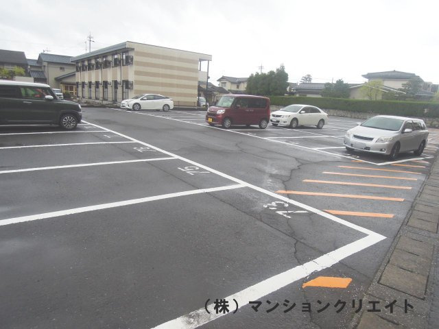ロアール社南の駐車場
