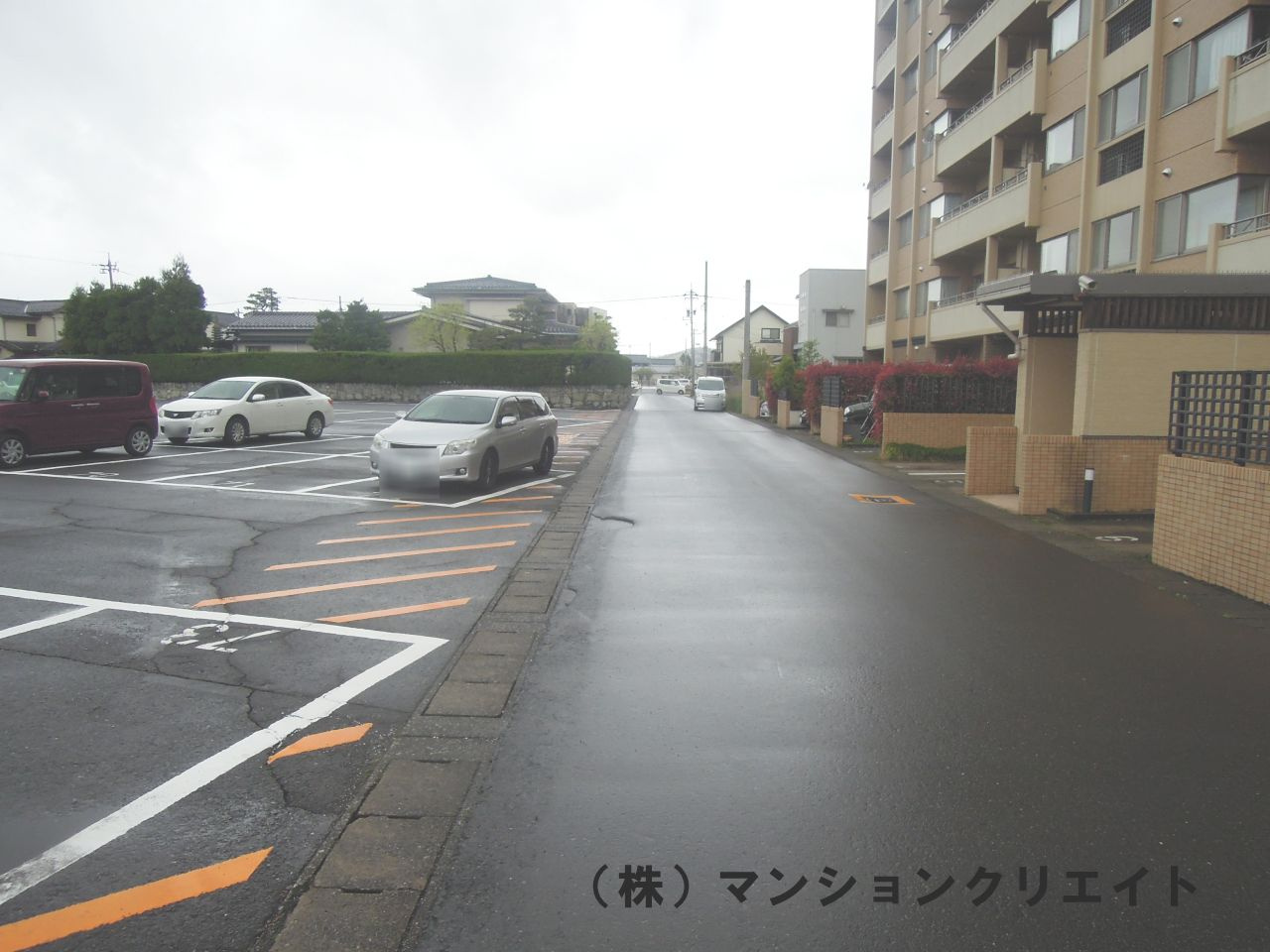 ロアール社南の駐車場