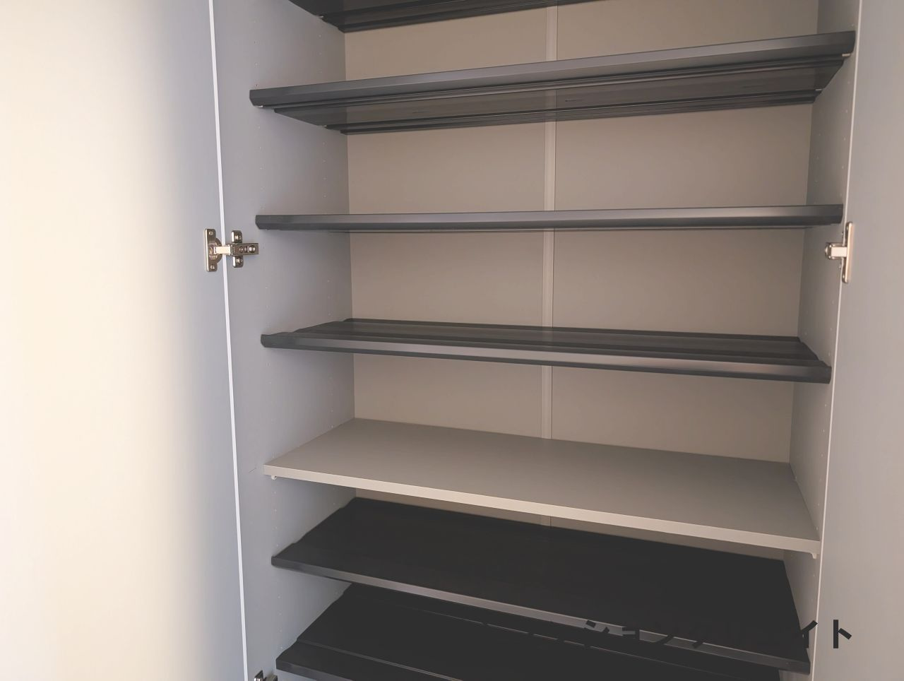 ロアール社南の収納|玄関収納　天井まで使える大容量収納です