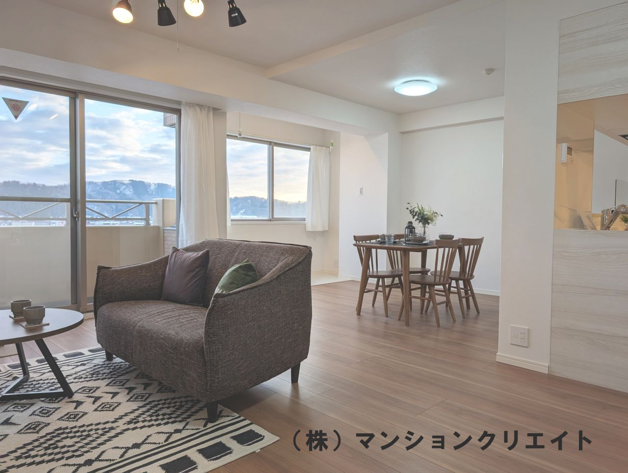 ロアール社南の居間・リビング|南向きのバルコニーから明るい日差しが入り込みます