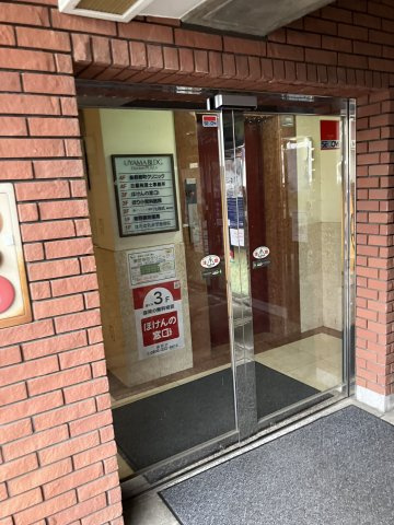 宇山ビルのエントランス