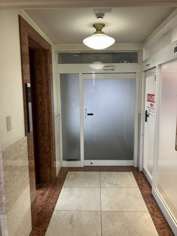 宇山ビルの玄関
