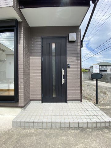 【玄関】 | 熊谷市円光2丁目　中古住宅   | 現地(2024年9月撮影)