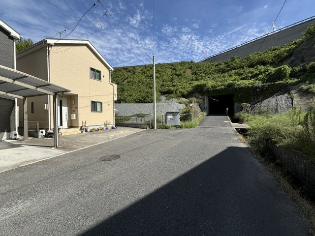 中古戸建　伴東5丁目の前面道路含む現地写真