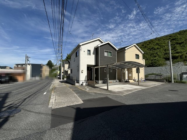 中古戸建　伴東5丁目の前面道路含む現地写真