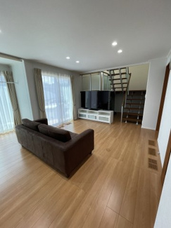 【居間・リビング】 | 三春町上舞木福内中古一戸建て | こちらのリビングで趣味の時間をお楽しみください