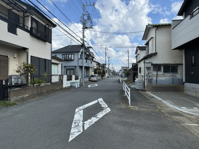 【前面道路含む現地写真】 | 松戸市古ケ崎２丁目新築戸建（古ヶ崎４期） | 北側前面道路・幅員8ｍ