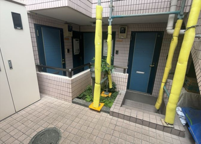 【庭】 | スカイコート矢部第二 | 物件によっては、入居者が個人的に使用できる専用庭がついているものもあります。また、住宅の中にある土間の部分を庭と呼ぶこともあります。庭の用途は住む人によって変わり、それによってデザインもさまざまです。