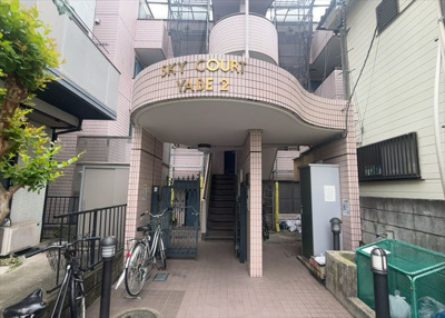 【エントランス】 | スカイコート矢部第二 | マンションのエントランスには、もともと風よけや防犯の役割がありますが、マンションによって宅配ボックスなどの設備が備わっている所もあります。日々の生活をイメージしながら生活しやすさをチェックしましょう。