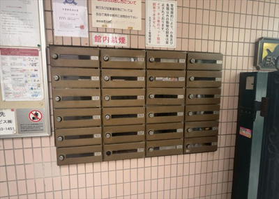 【設備】 | スカイコート矢部第二 | エントランス付近に設置されている集合ポストは、住んでいる部屋と離れているため、ポストをあさるなど誰かに何かされていても被害に気づきにくいです。入居する時には他人に特定されにくい番号で鍵をかけましょう！