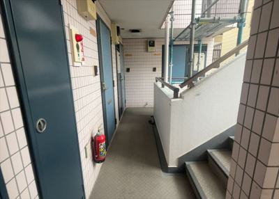 【その他共用部分】 | スカイコート矢部第二 | 共用部分は、一棟の建物に住む区分所有者全員が共同で所有するとし、共用部分の管理、補修などは、区分所有者で形成される管理組合が行います。個人の判断で勝手に変更することはできませんので覚えておきましょう。