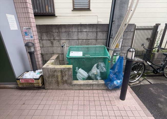 【設備】 | スカイコート矢部第二 | 共有部分は、住民なら誰もが使える設備のこと。例えば駐車場やエレベーター、インターネット設備、セキュリティ設備などがあります。他にも、マンションの廊下・外部階段やエントランス・ゴミ置き場などがあります。