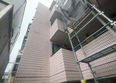 【現況写真】 | スカイコート矢部第二 | 道幅が広い場所は日当たりや風通が良好です。幅が広いのですれ違いも可能ですし大きな車でも駐車可能！一方で、大型車が通ることも多くなるため交通量の増加により騒音に繋がります。また土地の値段が高くなります。