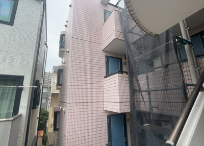 【構造・工法・仕様】 | スカイコート矢部第二 | ＲＣ造、Reinforced Concreteは直訳すると補強されたコンクリートです。主に柱や梁・床・壁が鉄筋とコンクリートで構成おり、鉄筋を組んだ型枠にコンクリートを流し込んで固めたものを指します。