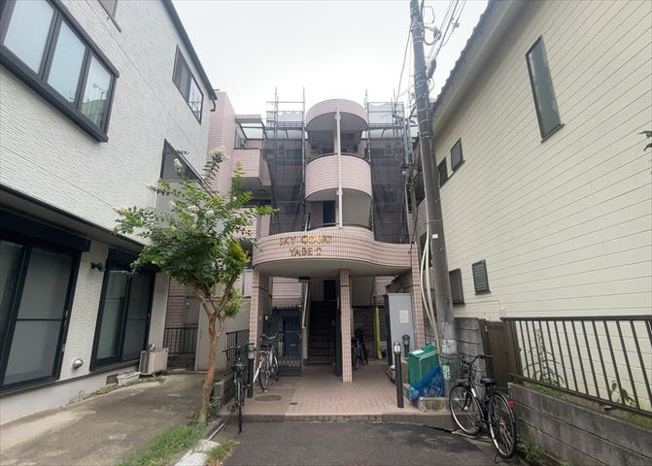 【外観】 | スカイコート矢部第二 | 外観はマンション管理がされているかの目安になります。築年数が古いと、壁面は劣化してひび割れが生じることも！建物が古びていても細かいところが修繕されていると、きちんと管理されているなぁと感じるでしょう。