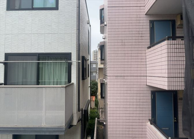 【バルコニー】 | スカイコート矢部第二 | 一般的なバルコニーは、奥行1.5ｍ程ですが、ワイルドバルコニーは2ｍまで広がっています。そのため洗濯物の間隔をあけ干すことができ、乾きやすいというメリットや、ガーデニングが楽しめる等の特徴があります。