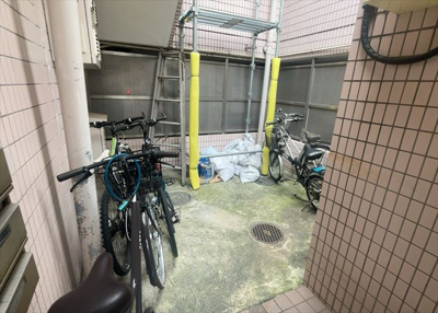 【駐輪場】 | スカイコート矢部第二 | マンションの駐輪場は、事前に空きがあるか確認を取ると安心です。せっかく入居したのに駐輪スペースがない！なんてことになったら大変ですよね。そこで、内見時や購入前にはまず事前に確認しておくと良いでしょう。