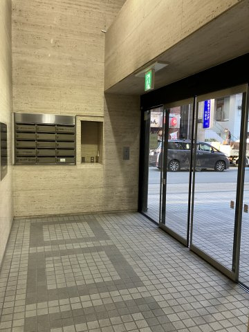 雅光園ビルのエントランス