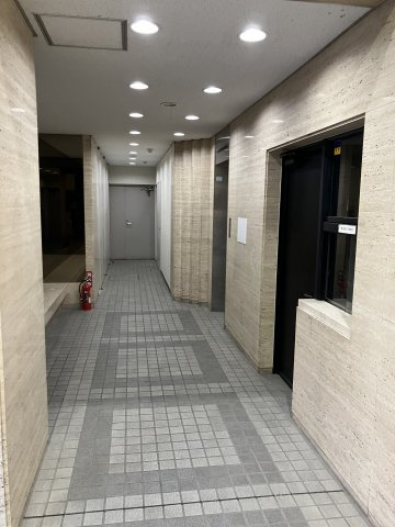雅光園ビルのエントランス