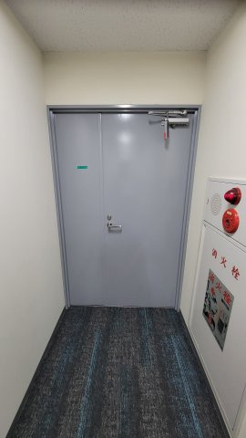 雅光園ビルの玄関