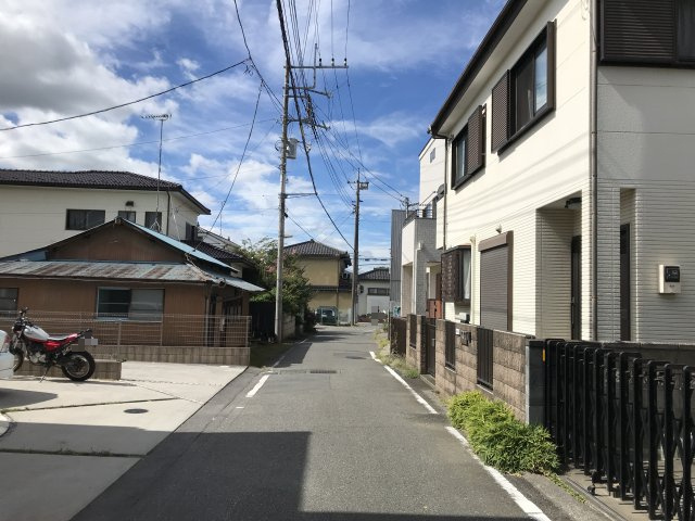 鴻巣市本町５丁目の中古一戸建の前面道路含む現地写真|前面道路