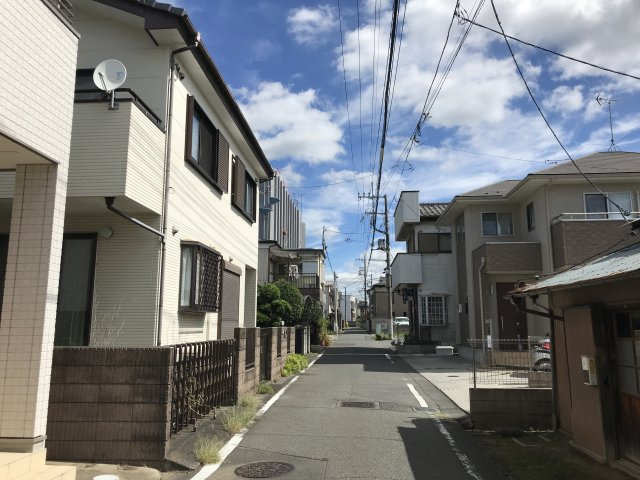 鴻巣市本町５丁目の中古一戸建の前面道路含む現地写真|前面道路