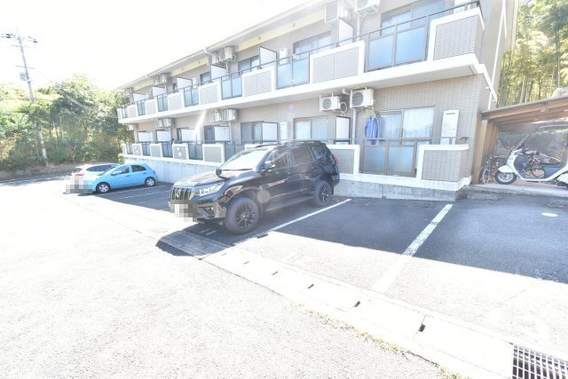 シャンブル天神の駐車場