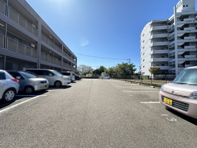 フィネス秦南の駐車場