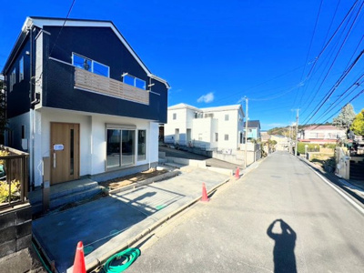 【前面道路含む現地写真】 | ◆横浜市緑区上山新築住宅◆ | ◆ゆったりとした駐車スペースを確保いたしましたので、お車2台駐車できます。自転車やバイクなど、ゆとりのある敷地で置き場所に困ることはないでしょう。