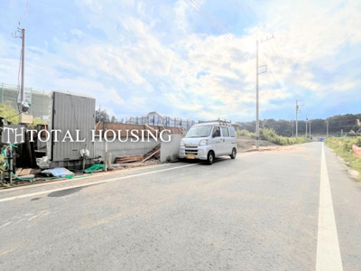 【前面道路含む現地写真】 | 稲城市東長沼　新築戸建　全1棟