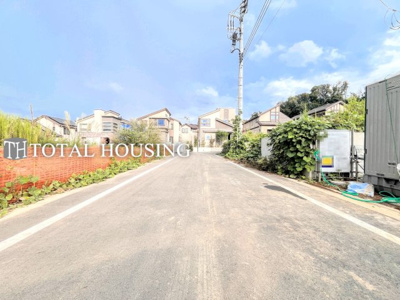 【前面道路含む現地写真】 | 稲城市東長沼　新築戸建　全1棟