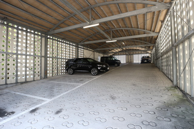 メゾンSEIの駐車場