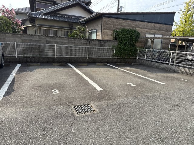 プライムハイツ寺家の駐車場