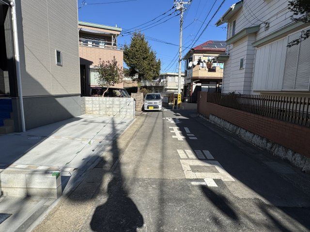 松戸市串崎新田新築戸建【松飛台小学校：4分】の前面道路含む現地写真|東側前面道路